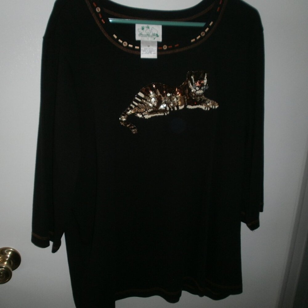 Woman's Quacker factory black top with sequin tiger 1X